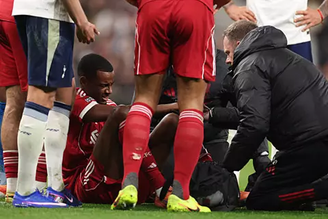 ليفربول في ورطة.. ذا أثلتيك: اشتباه في إصابة إيزاك بكسر في الساق